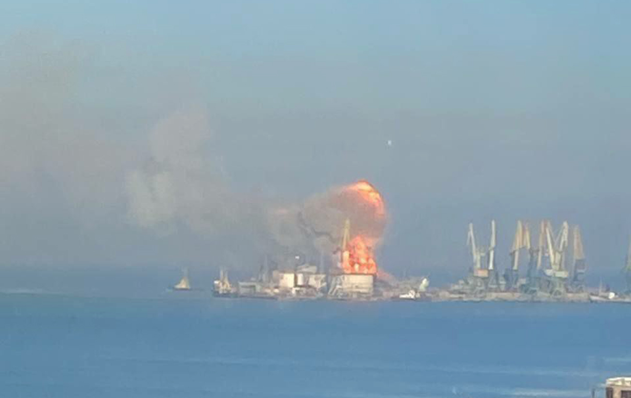 В оккупированном Бердянске произошли взрывы, в порту масштабный пожар